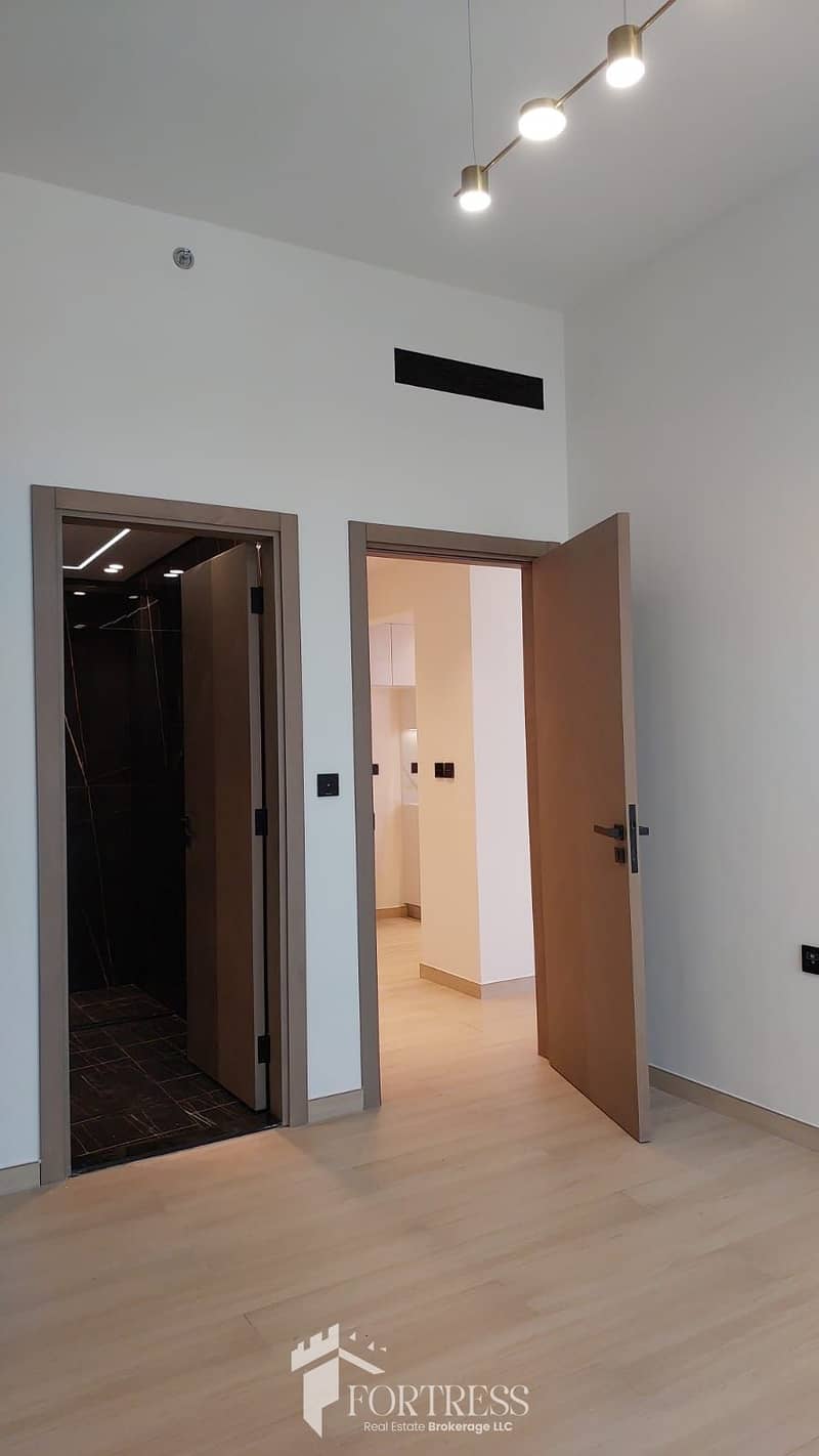 BRIGHT 1 BR | PRIME LOCATION | COMMUNITY VIEW - Image 6