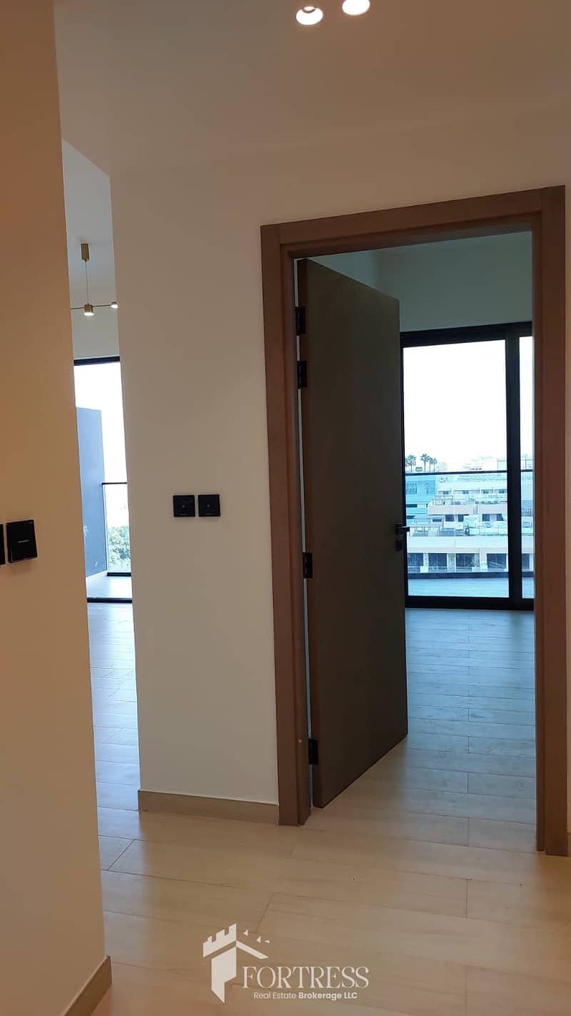 BRIGHT 1 BR | PRIME LOCATION | COMMUNITY VIEW - Image 7