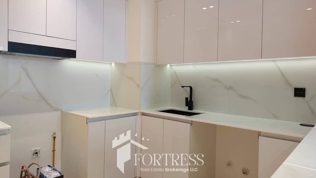 BRIGHT 1 BR | PRIME LOCATION | COMMUNITY VIEW - Image 9