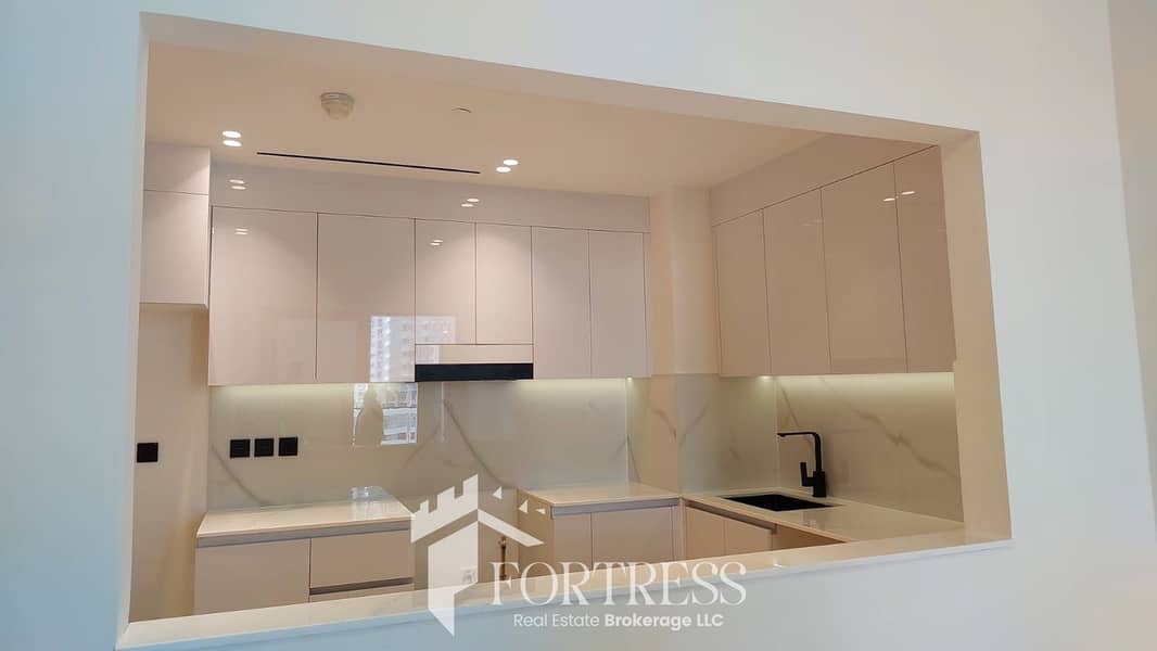 BRIGHT 1 BR | PRIME LOCATION | COMMUNITY VIEW - Image 11