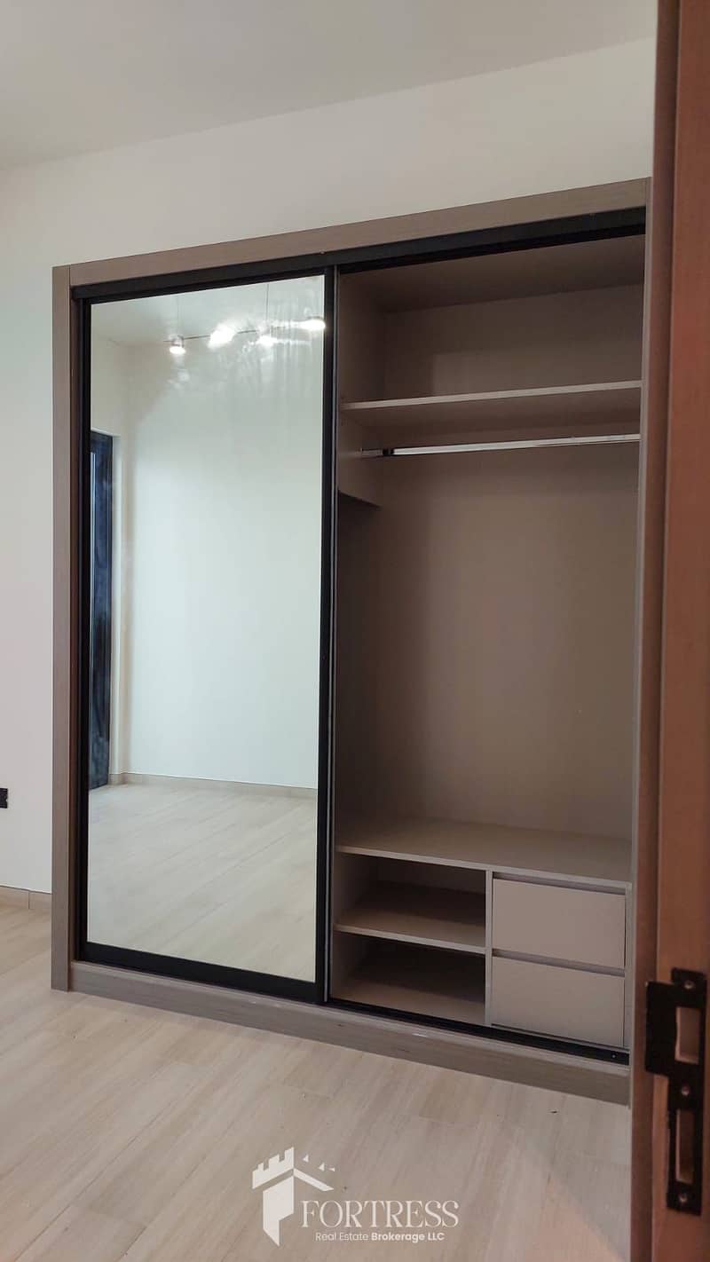 BRIGHT 1 BR | PRIME LOCATION | COMMUNITY VIEW - Image 12