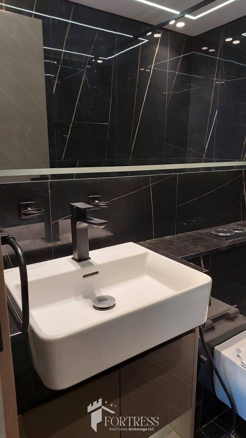 BRIGHT 1 BR | PRIME LOCATION | COMMUNITY VIEW - Image 13