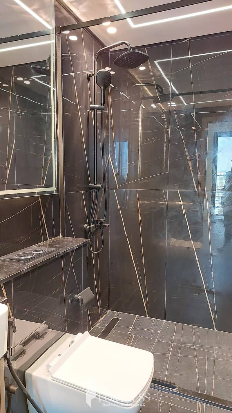 BRIGHT 1 BR | PRIME LOCATION | COMMUNITY VIEW - Image 14