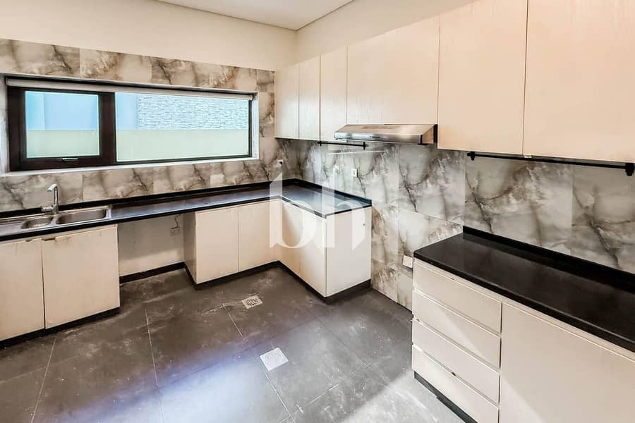 Huge Plot | Unfurnished | Well Maintained - Image 9