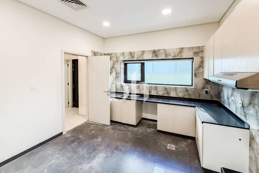 Huge Plot | Unfurnished | Well Maintained - Image 10