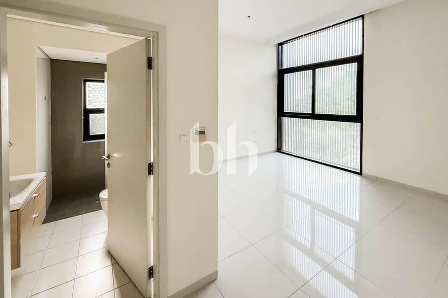 Huge Plot | Unfurnished | Well Maintained - Image 15