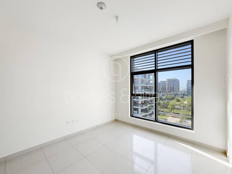 CORNER 2 BED | PARK AND POOL VIEW | GREAT LAYOUT - Image 11