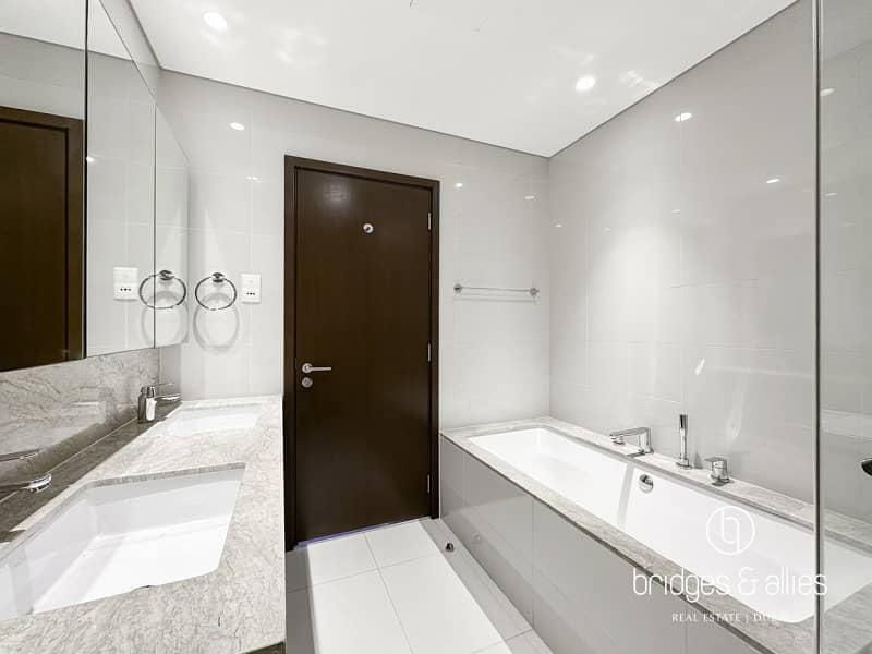 CORNER 2 BED | PARK AND POOL VIEW | GREAT LAYOUT - Image 21