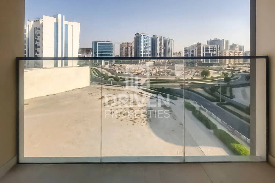 Spacious Apt with Study Room | Elegant Layout