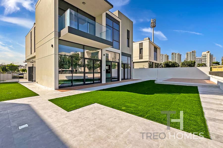 Large Plot | Landscaped | On The Pool