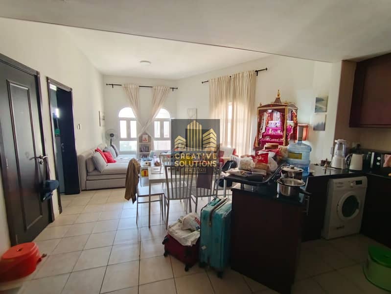 Fully furnished studio ready to move near by metro