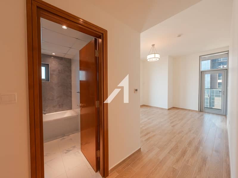 Vacant | En suite Maids Room | Pool and Sea Views - Image 9