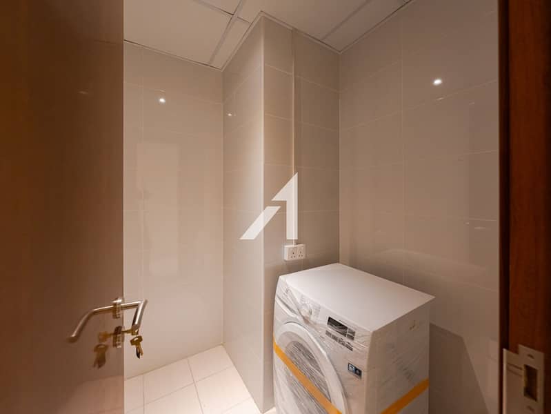Vacant | En suite Maids Room | Pool and Sea Views - Image 11