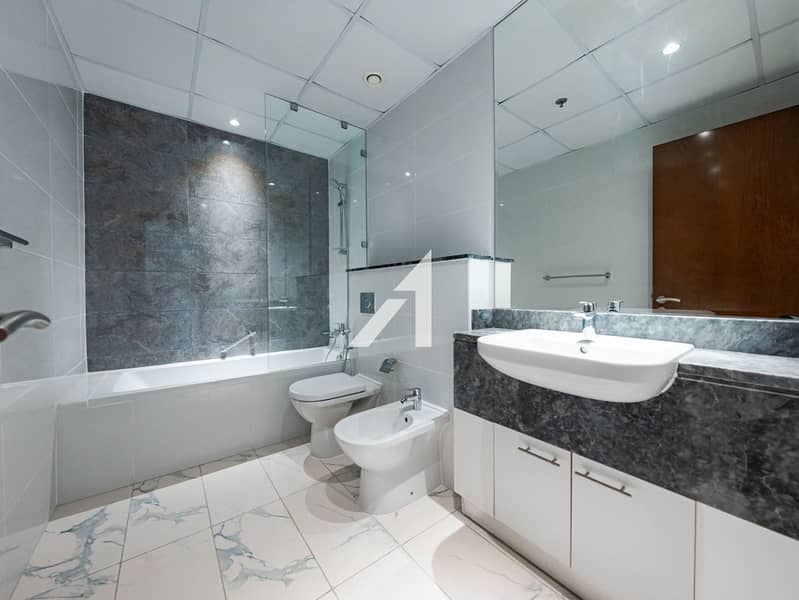 Vacant | En suite Maids Room | Pool and Sea Views - Image 12