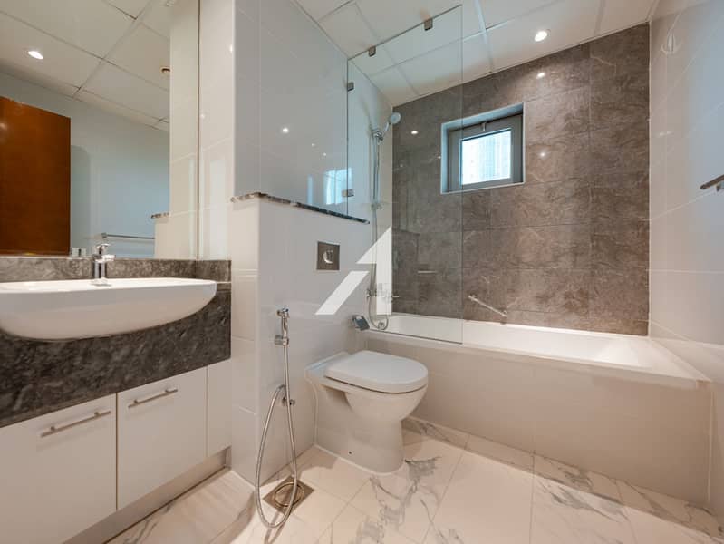 Vacant | En suite Maids Room | Pool and Sea Views - Image 17