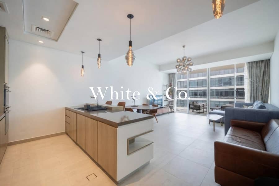 Skyline Views | Luxurious Unit | Balcony