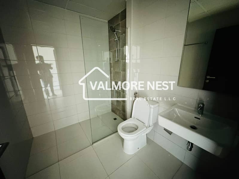 Bright & Spacious I Skyline view I Prime location - Image 16