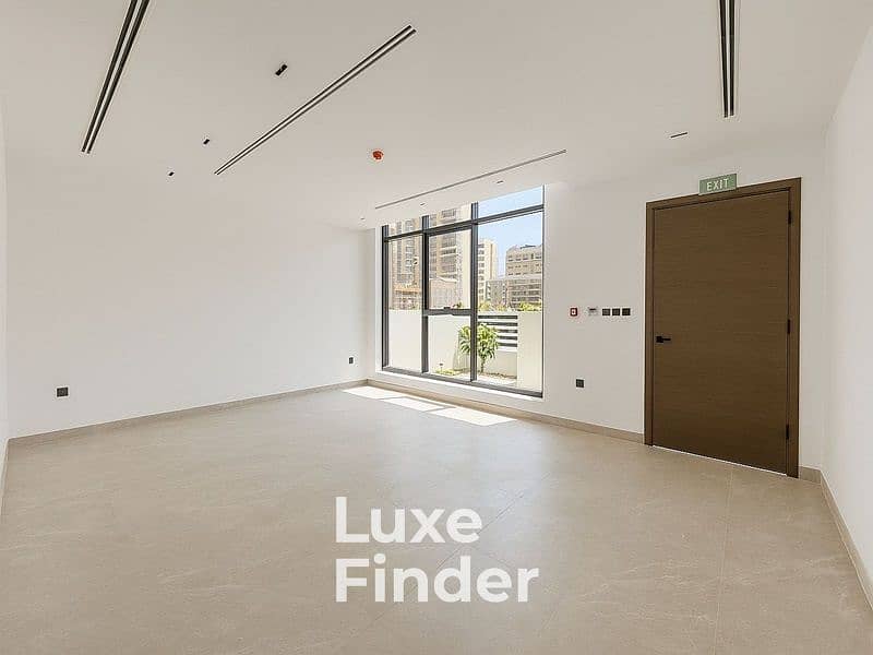 Large Plot | Corner Unit | Private Elevator