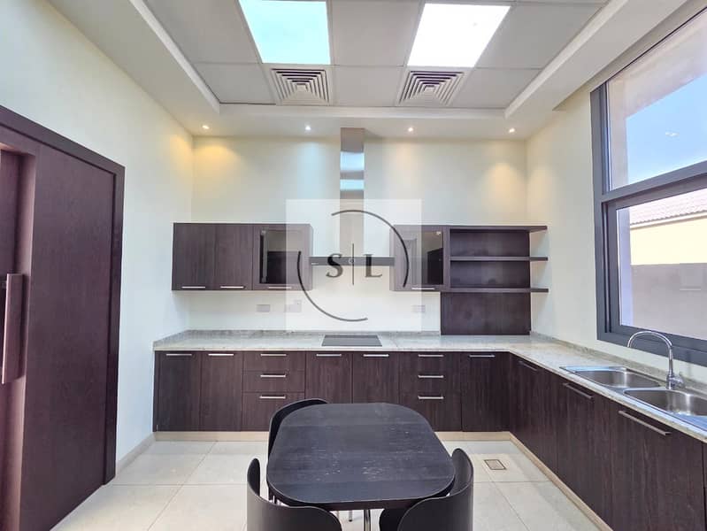 Luxury Modern Villa with Open Living Space - Image 9