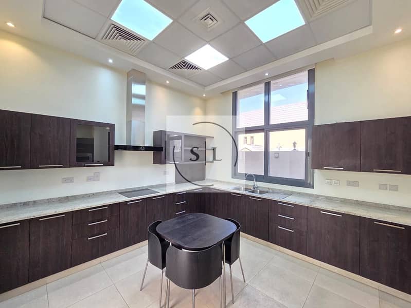 Luxury Modern Villa with Open Living Space - Image 10