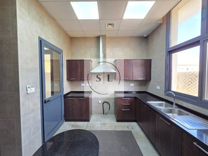 Luxury Modern Villa with Open Living Space - Image 11