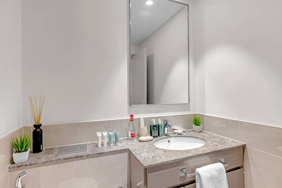 LUXURIOUS FURNISHED | SPACIOUS | BOULEVARD VIEW - Image 19