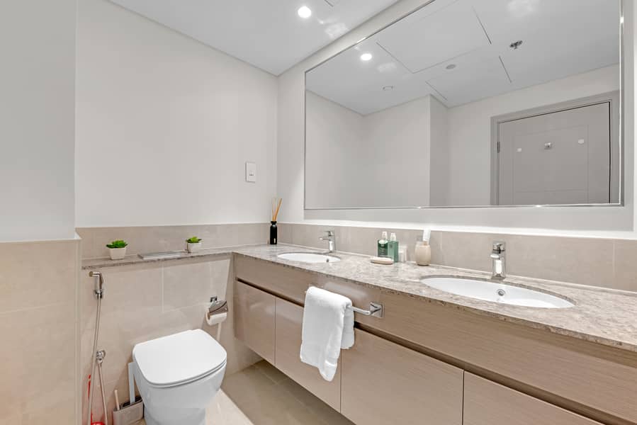 LUXURIOUS FURNISHED | SPACIOUS | BOULEVARD VIEW - Image 25