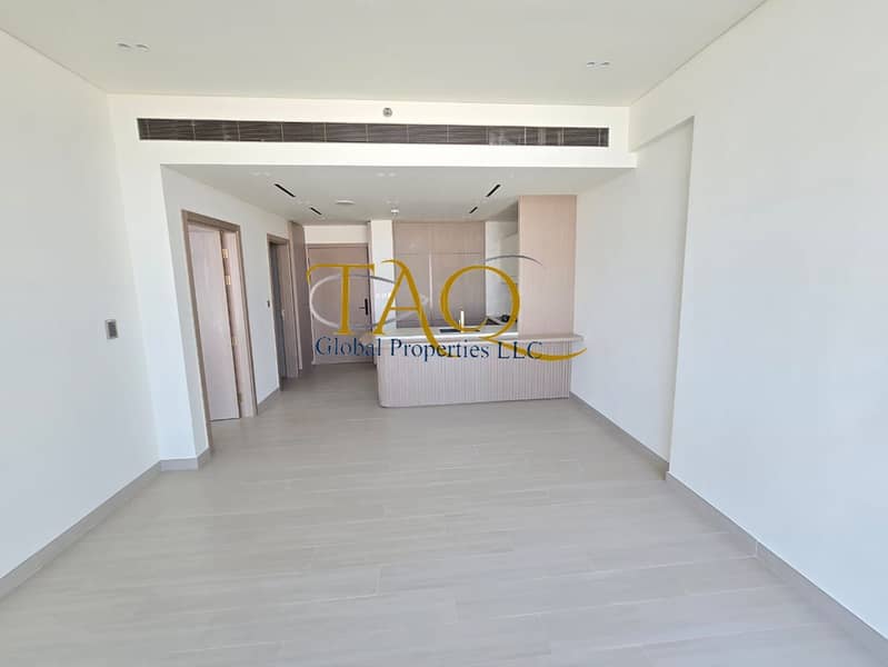 Pool and park view spacious and luxurious apartment