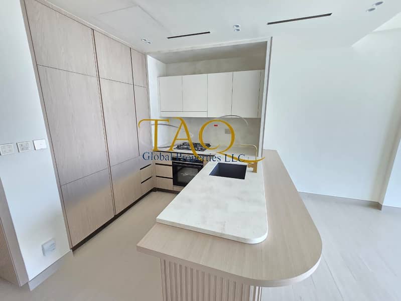 Pool and park view spacious and luxurious apartment