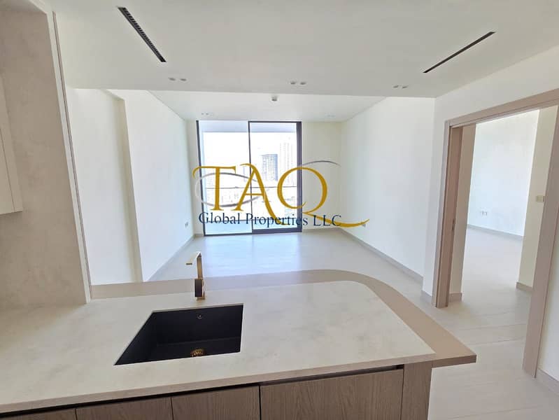 Pool and park view spacious and luxurious apartment