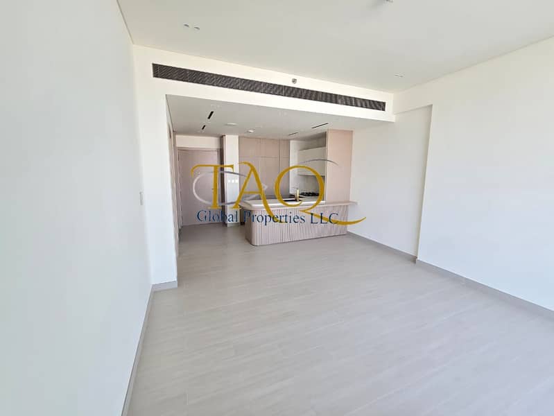 Pool and park view spacious and luxurious apartment