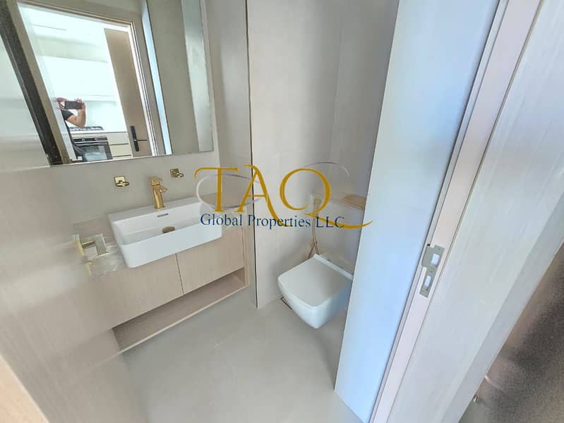 Pool and park view spacious and luxurious apartment