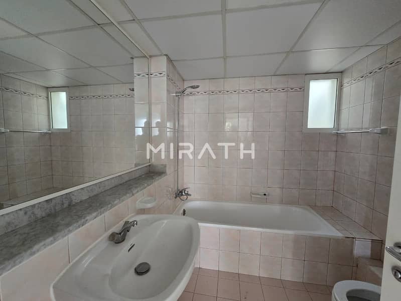 3BR Single-storey Villa with Maid's room| Spacious - Image 6