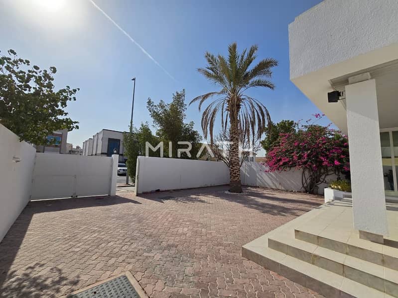 3BR Single-storey Villa with Maid's room| Spacious - Image 14