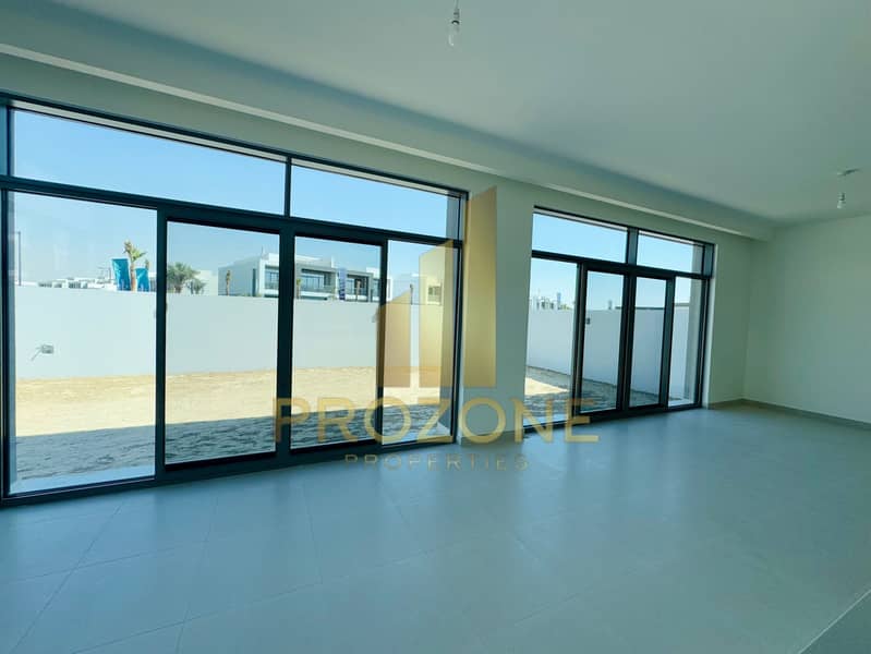 Spacious Layout| Single Row| Behind Park| Hot Deal - Image 6