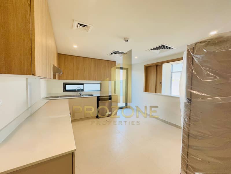 Spacious Layout| Single Row| Behind Park| Hot Deal - Image 8