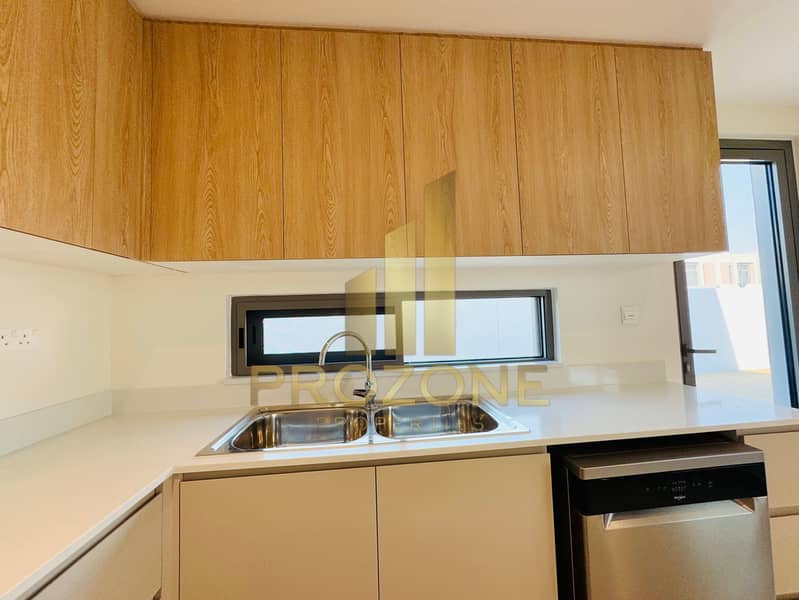 Spacious Layout| Single Row| Behind Park| Hot Deal - Image 9