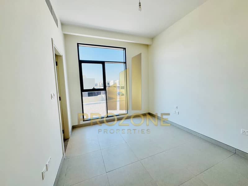 Spacious Layout| Single Row| Behind Park| Hot Deal - Image 20