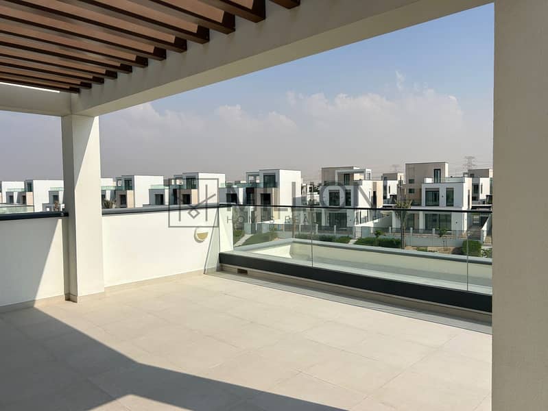 Premium Family Villa 4BR with Maid Room for Rent