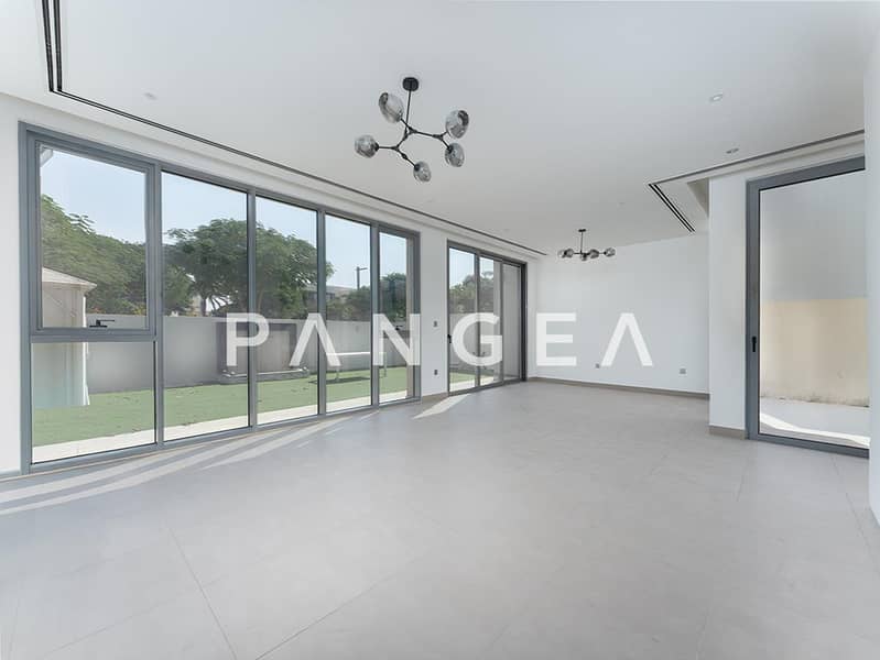 Vacant l Single Row l Close to Exit