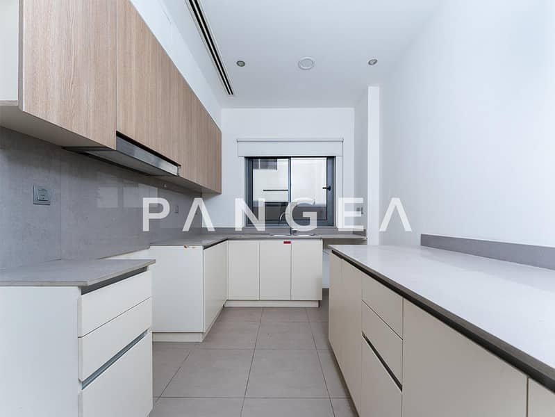 Vacant l Single Row l Close to Exit