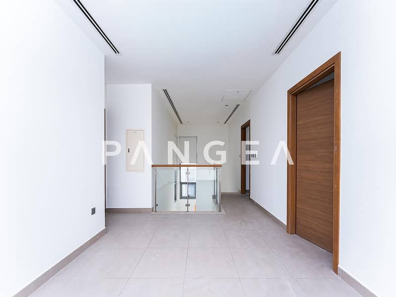 Vacant l Single Row l Close to Exit