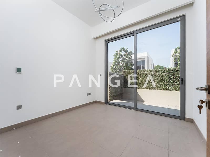 Vacant l Single Row l Close to Exit - Image 9