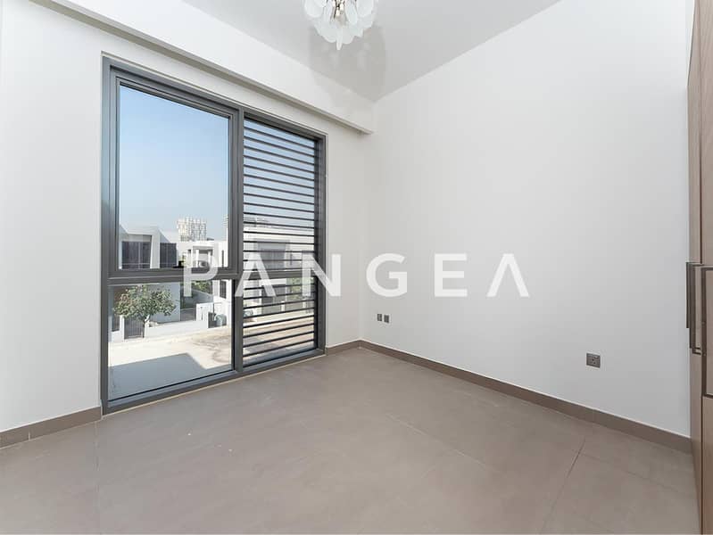 Vacant l Single Row l Close to Exit - Image 11