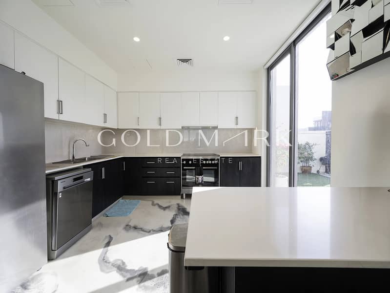 Vacant on Transfer | Private Pool | View Today - Image 12