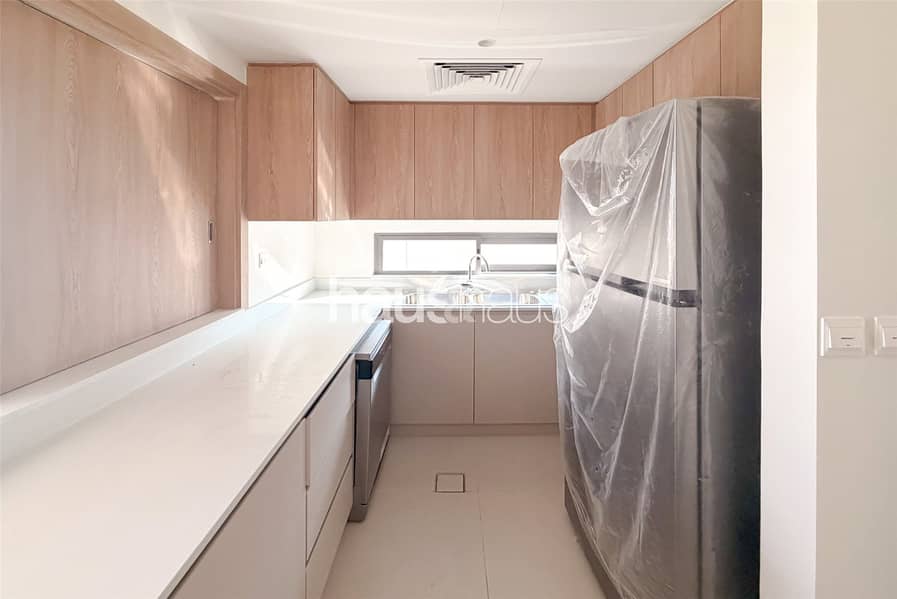 Brand New | 3 Bedroom | Vacant | Private View - Image 10