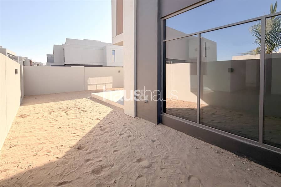 Brand New | 3 Bedroom | Vacant | Private View - Image 12