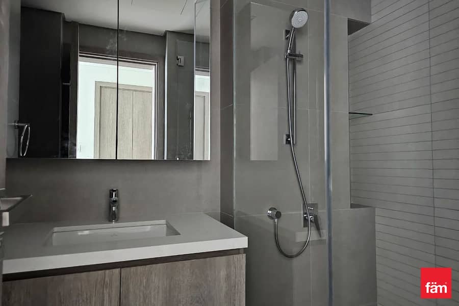 Marina & Canal View, Vacant, Spacious - Image 16