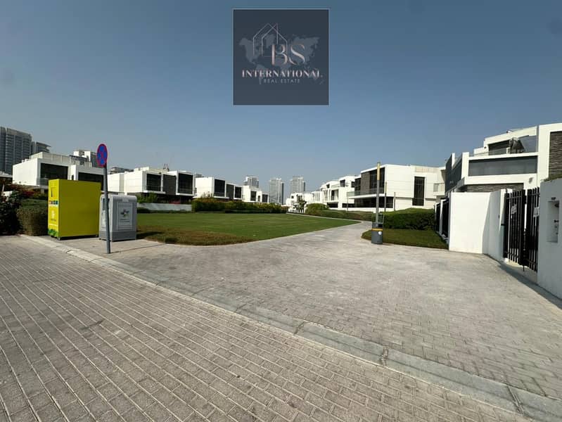 Luxury Trump Branded Townhouse | Full Park View | Prime Location - Image 10