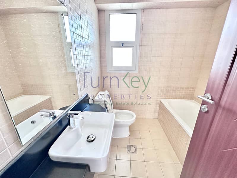 High floor | Spacious | semi closed kitched - Image 9